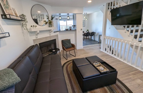 Worthington House | Updated Modern 2-BR Townhouse