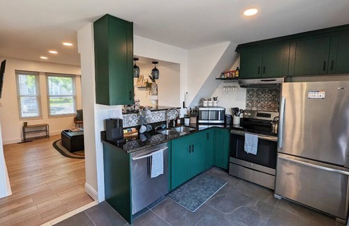 Worthington House | Updated Modern 2-BR Townhouse