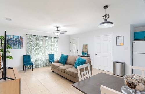 Pharr House | Updated modern 3bedroom 1king 2 queen 1restroom