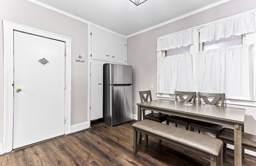 Hamtramck House | Updated Modern Flat. Hosts 7