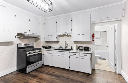 Hamtramck House | Updated Modern Flat. Hosts 7