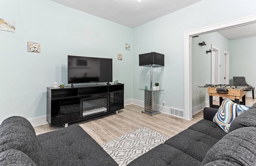 Hamtramck House | Updated Modern Flat. Hosts 7