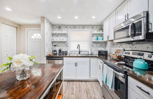 Tampa House | Updated Ranch near Airport & easy access to Beaches