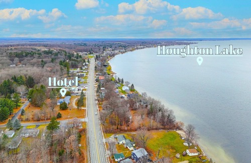 Houghton Lake House | Updated Room #8 - 1 King Bed, Couch, All New Furnishings, Fast WiFi!