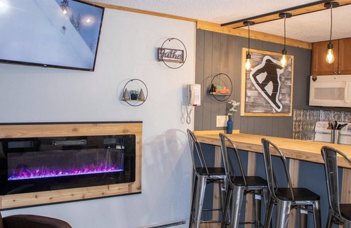 Snowshoe Condo | Updated! Ski in/out condo 1st flr-top of mountain!