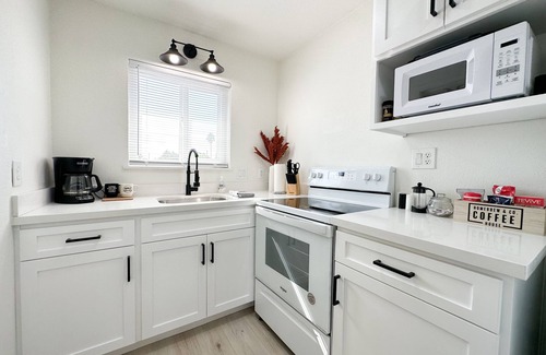 Salida Apartment | Updated studio in Salida ca. HWY 99 located 1 mile away. Kaiser 2 mi away
