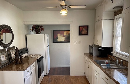 Dubuque House | ⭐️Updated stylish home in central Dubuque.. close to colleges, mall, restaurants⭐️