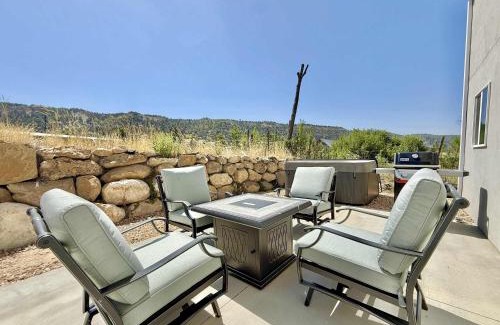 Glendale House | Updated townhouse just minutes from Zion with hot tub