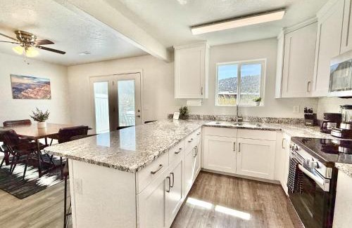 Glendale House | Updated townhouse just minutes from Zion with hot tub