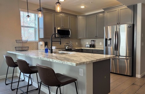 Chandler House | Updated Townhouse Pool & Hot Tub