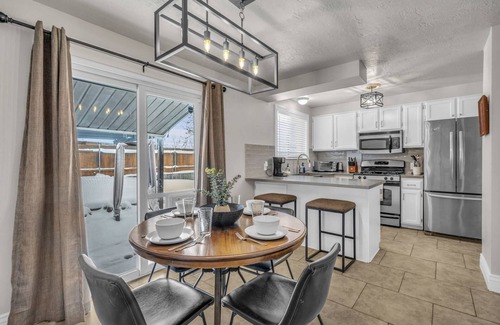 Sandy House | Updated Urban Retreat: Sleeps 9, Free Ski Rental, Near Ski Resorts, Pet Friendly, Spacious Backyard!