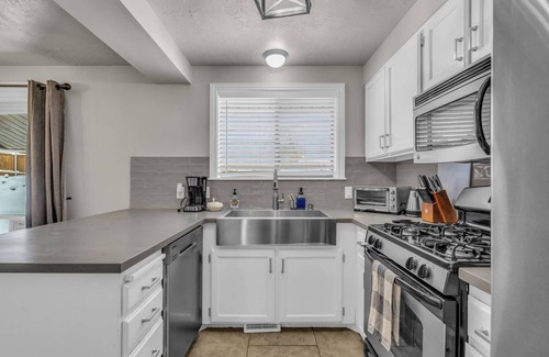 Sandy House | Updated Urban Retreat: Sleeps 9, Free Ski Rental, Near Ski Resorts, Pet Friendly, Spacious Backyard!