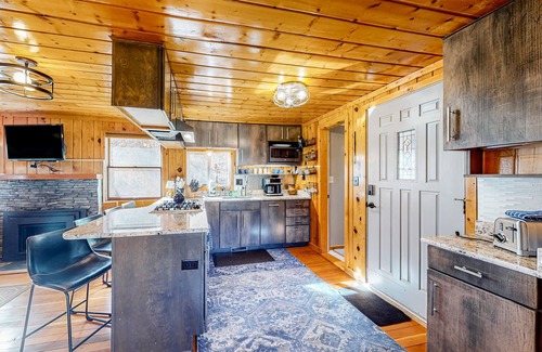 Green Mountain Falls House | Updated, woodsy cabin with mountain view, deck & fireplace - near Pikes Peak