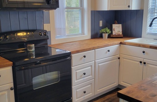 Colchester Cottage | Updated year round Cottage in Lake Hayward Community