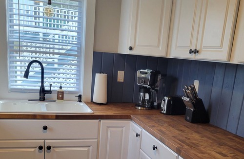 Colchester Cottage | Updated year round Cottage in Lake Hayward Community