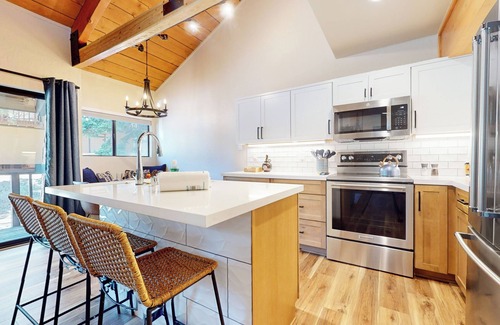 Majestic Pines Condo | Upgraded End Unit & Balcony. Near the Sierra Star Golf Course. On-site Pool!