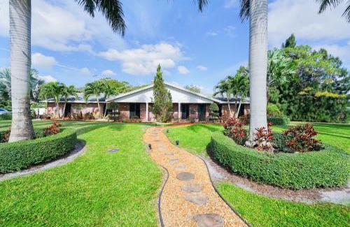 Survey Creek Apartment | Upgraded Lux Retreat in Coconut Creek with Pool and Hot Tub