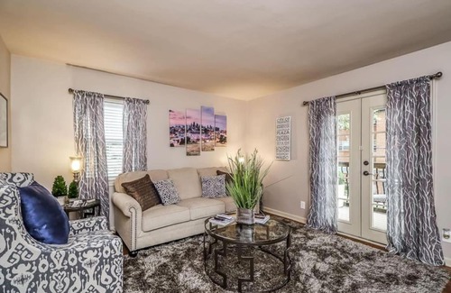 West Plaza House | Upgraded Plaza One King Bedroom