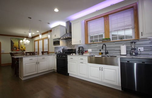 Jefferson Park Apartment | Upgraded,Spacious 3 Bedroom Apartment.