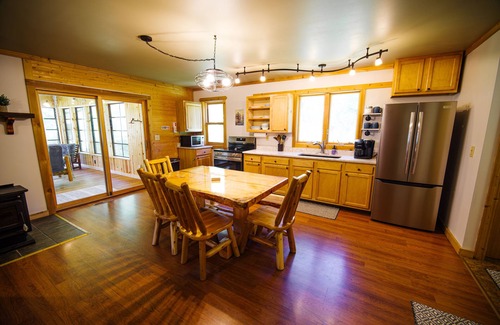 Wisconsin Dells Cabin | Upper Dells Riverfront/Private Dock/Kayaks/Firepit