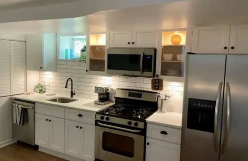 The Palisades Apartment | Upper Georgetown Charming City Retreat