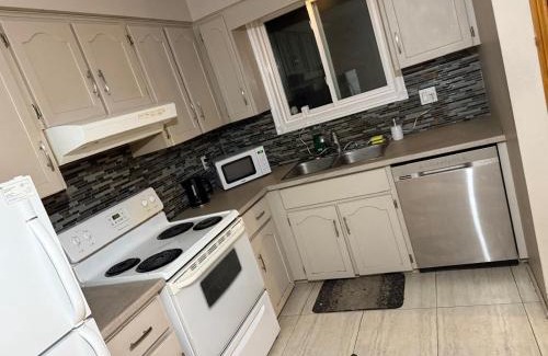 Rosemount House | Upper Level Cheap Room For 3 People- 24 Hrs Checkin-Walking to Bus,Grocery, Plaza