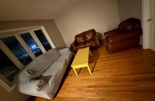 Rosemount House | Upper Level Cheap Room For 3 People- 24 Hrs Checkin-Walking to Bus,Grocery, Plaza