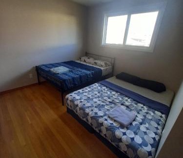 Rosemount House | Upper Level Cheap Room For 3 People- 24 Hrs Checkin-Walking to Bus,Grocery, Plaza
