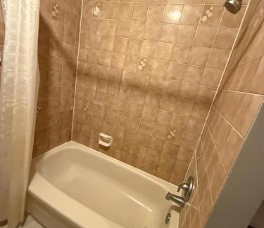 Rosemount House | Upper Level Cheap Room For 3 People- 24 Hrs Checkin-Walking to Bus,Grocery, Plaza