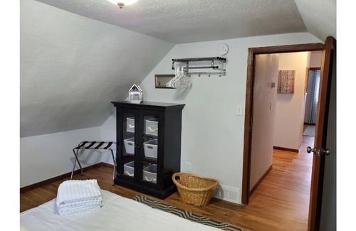 Fargo Apartment | Upper Unit-Hawthorne Area-15 min walk 2 dwtn Fargo