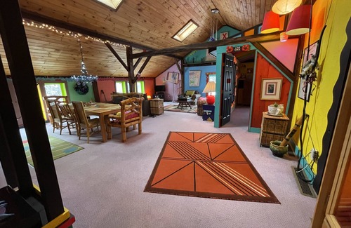 Ellicottville House | UPPER unit @ Looney Rooms in the heart of Ellicottville!