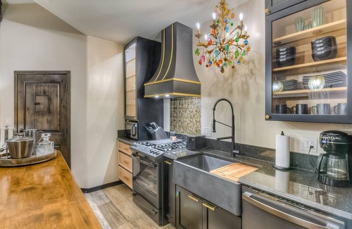 Catalina Foothills Estates House | Upscale 1,200-foot spa retreat with fireplace, grill, and mountain views