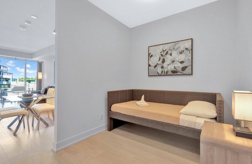 The Peanut Condo | Upscale 1 Bed + Den, 2 full baths - North York - Scala Condo