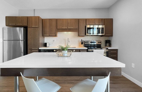 Downtown Des Moines Apartment | Upscale 1BR Downtown apt with Hot tub!