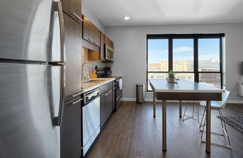 Downtown Des Moines Apartment | Upscale 1BR Downtown apt with Hot tub!