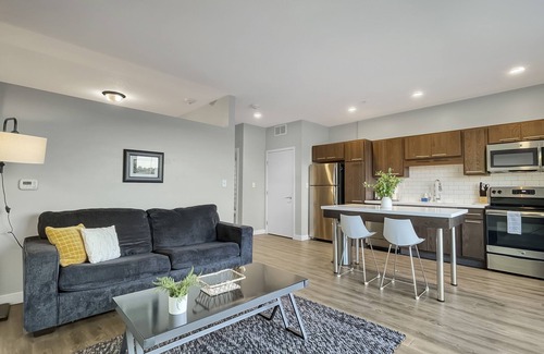 Downtown Des Moines Apartment | Upscale 1BR Downtown apt with Hot tub!