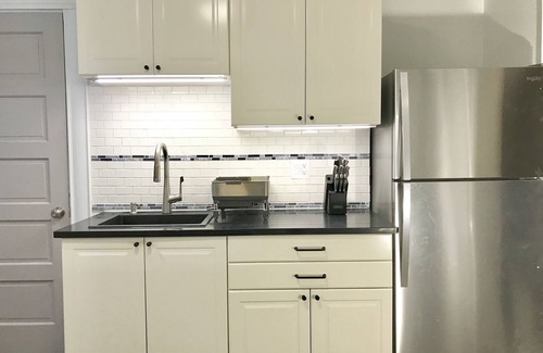 CUF House | Upscale 1BR Loft near UC, DAAP, CCM, Hospital and Zoo w/Parking, 3FL