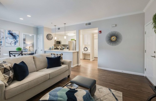Roseville Apartment | Upscale 2/2 Home in Roseville With Private Garage
