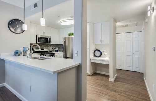 Roseville Apartment | Upscale 2/2 Home in Roseville With Private Garage