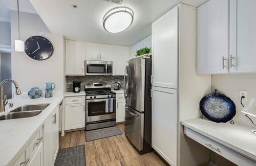 Roseville Apartment | Upscale 2/2 Home in Roseville With Private Garage