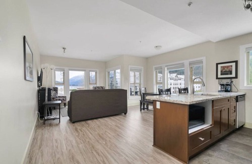 Harrison Hot Springs Apartment | Upscale 2BR Overlooking Lake View Escape