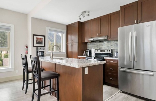 Harrison Hot Springs Apartment | Upscale 2BR Overlooking Lake View Escape