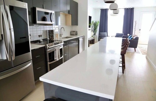 Central East Austin Apartment | Upscale 2BR Condo w Patio, City Views, Walk to DT