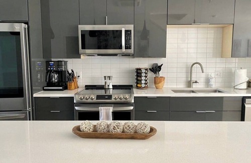 Central East Austin Apartment | Upscale 2BR Condo w Patio, City Views, Walk to DT