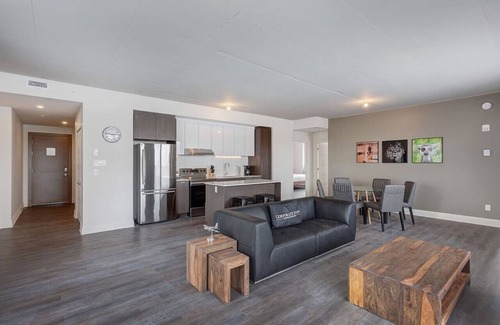 Laval Apartment | Upscale 3BR Apt: BBQ Area & Lovely Skyline Views
