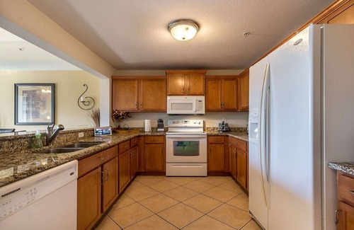 Ruskin House | upscale 4 bedroom waterfront house- Just a short 7 minute walk to beach