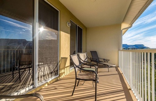 Ruskin House | upscale 4 bedroom waterfront house- Just a short 7 minute walk to beach