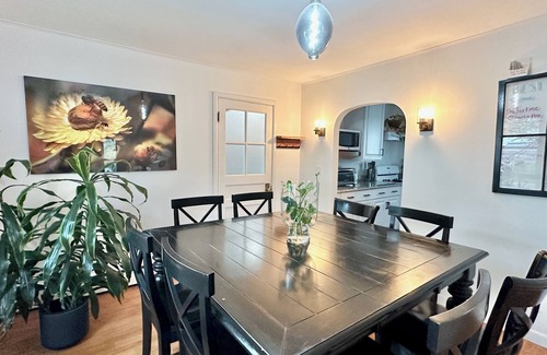 Middlebury House | Upscale 4BR Cottage Walk to Middlebury College & Town Hot Tub Pet-Friendly