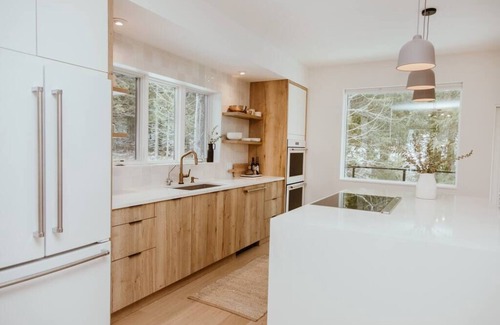 Rossland Bed & Breakfast | Upscale 4BR @ Red Mountain