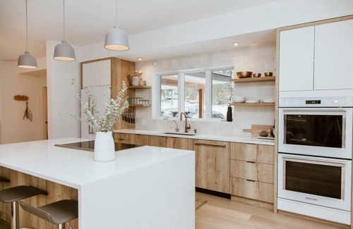 Rossland Bed & Breakfast | Upscale 4BR @ Red Mountain
